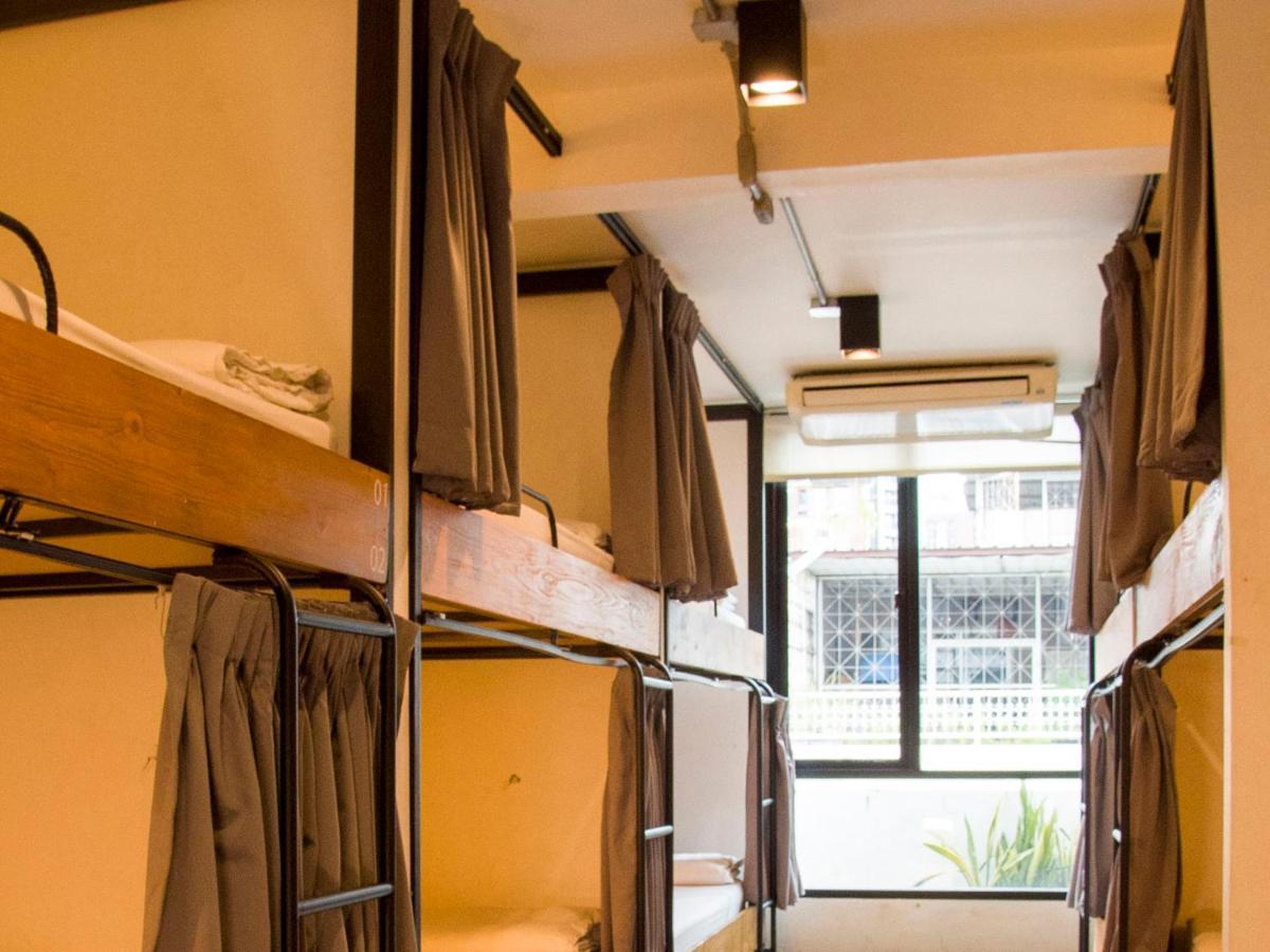 Holy Sheet Hostel Bangkok Esterno foto